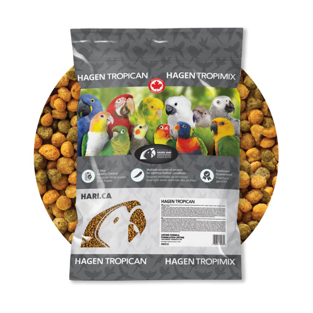 BAILUOSHITROPICAN Hagen Tropican 系列 Hagen Tropican系列為擠壓配方，比其它市售鳥食具有更高的營養密度和消化率。能夠使鳥兒羽毛更靚麗、體重更均衡；每日所需分量更少；能使鳥兒產生更多代謝水，從而減少飲水量及排尿量；還能改善鳥兒糞便氣味；並且具有更好的適口性。 Hagen Tropican優質配方是一系列科學配制、完整均衡的鳥食，能夠滿足處於各個生命階段的寵物鸚鵡的需求：從剛孵化的幼鳥到生命力旺盛的成鳥再到發育成熟的老鳥。不管是糊狀、顆粒、條形還是塊狀的配方，都無需再額外提供飼料補充劑。每個配方中均含有營養豐富的穀物、種子、堅果、蔬菜、水果、維生素和礦物質，不僅口感美味，而且具有極高的生物學價值。Hagen Tropican系列鳥食所采用的所有穀物和豆類都來源於最新一輪作物。  在為鳥兒挑選合適的配方之前，正確評估它們所處的生命階段、品種大小、疾病傾向、生活方式和能量消耗十分重要。 Hagen Tropican 鸚鵡幼鳥生長配方 為鸚鵡幼鳥提供孵化後至羽毛生長之前所需的適當的日常營養，這是鸚鵡一生中的關鍵時期。美味的口感可幫助鳥兒輕松換糧至下一階段的配方。  • 超細研磨的擠壓配方  • 為成長中的幼鳥提供優質蛋白  • 提供最佳的營養密度和腸道動力  • 不含人工防腐劑、色素及香精 Hagen Tropican 高能滋養鸚鵡配方 為處於斷奶期、羽翼漸豐的幼鳥以及處於繁殖期或需要額外補充營養的鳥兒提供合適的日常營養。  • 均衡的鈣元素與維生素D，促進鳥蛋正常形成  • 必需氨基酸組合，促進最佳成長狀態和羽毛發育  • 不含人工防腐劑、色素及香精  •Hagen Tropican 日常主食鸚鵡配方 4mm